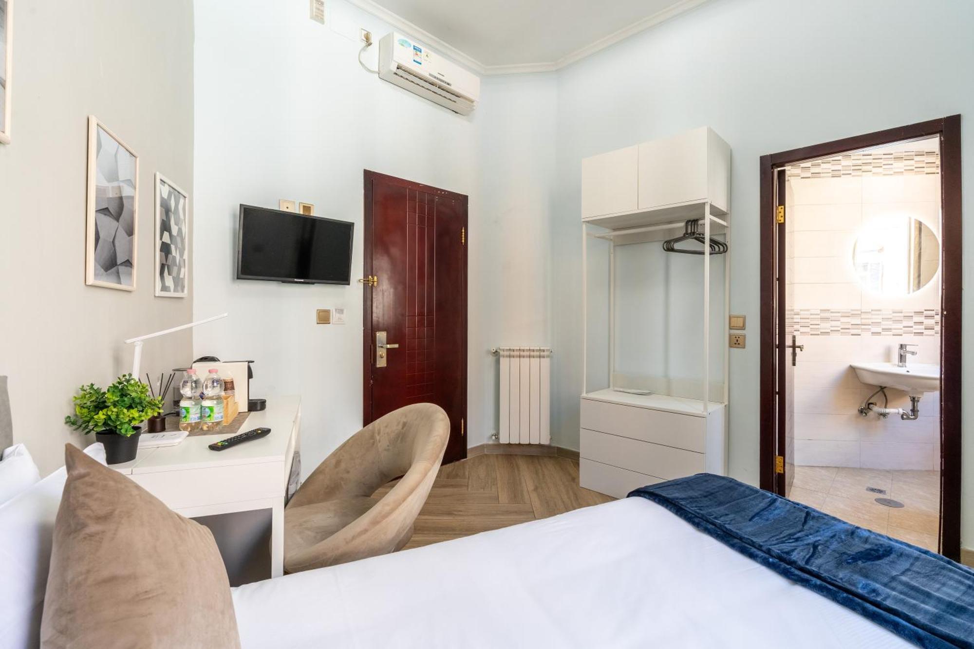 Portafortuna Guesthouse - Close To Colosseum Rome Exterior photo