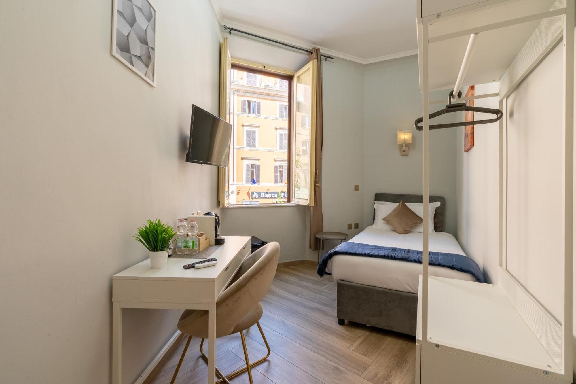 Portafortuna Guesthouse - Close To Colosseum Rome Exterior photo