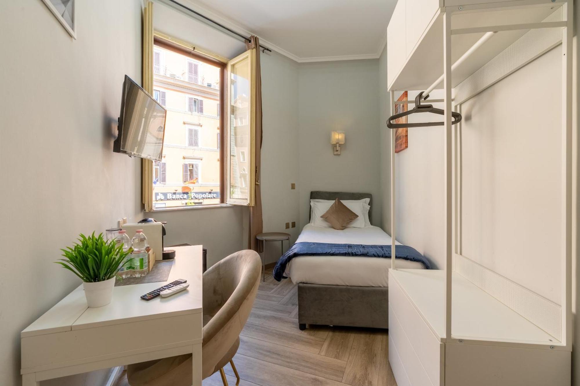 Portafortuna Guesthouse - Close To Colosseum Rome Exterior photo