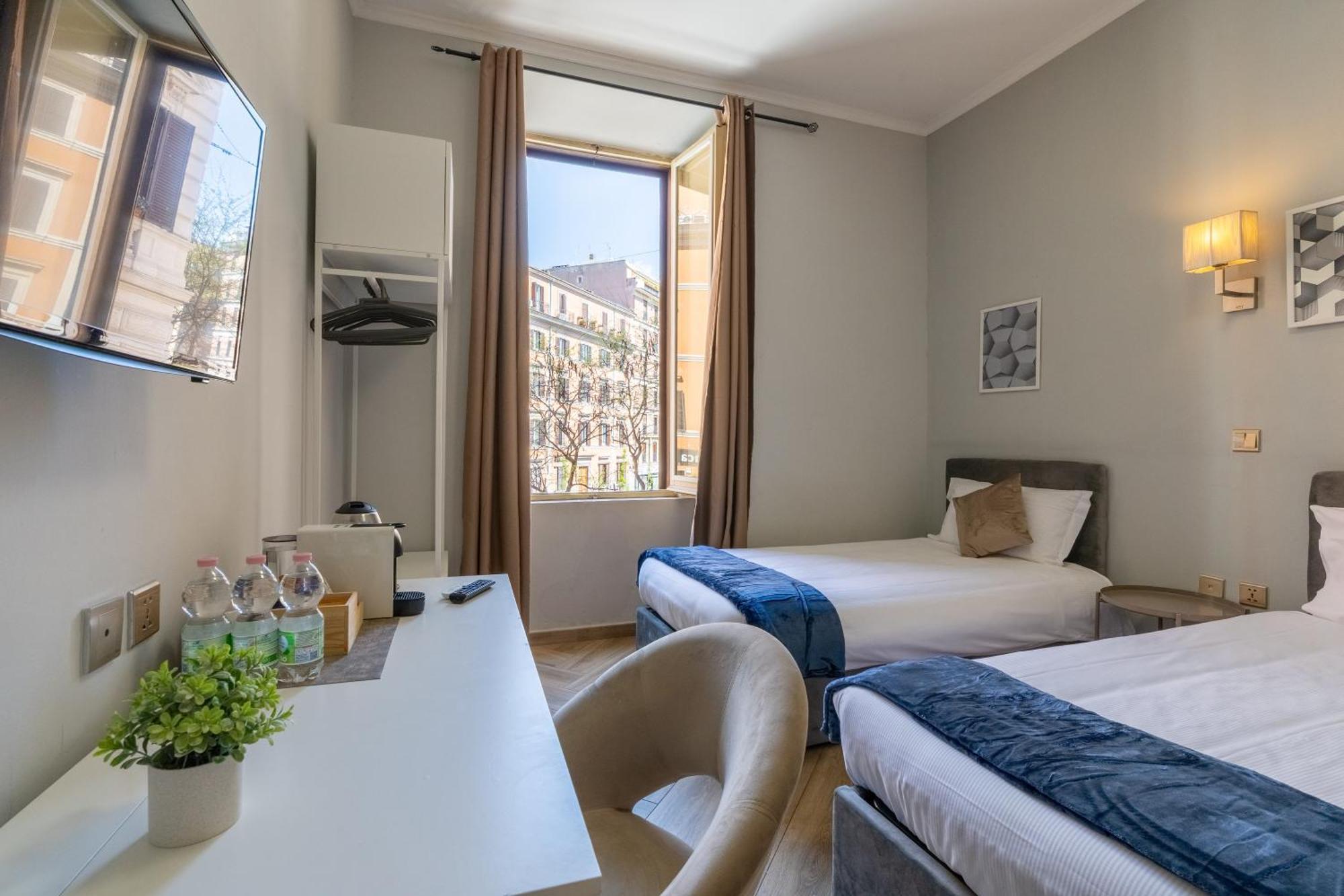 Portafortuna Guesthouse - Close To Colosseum Rome Exterior photo