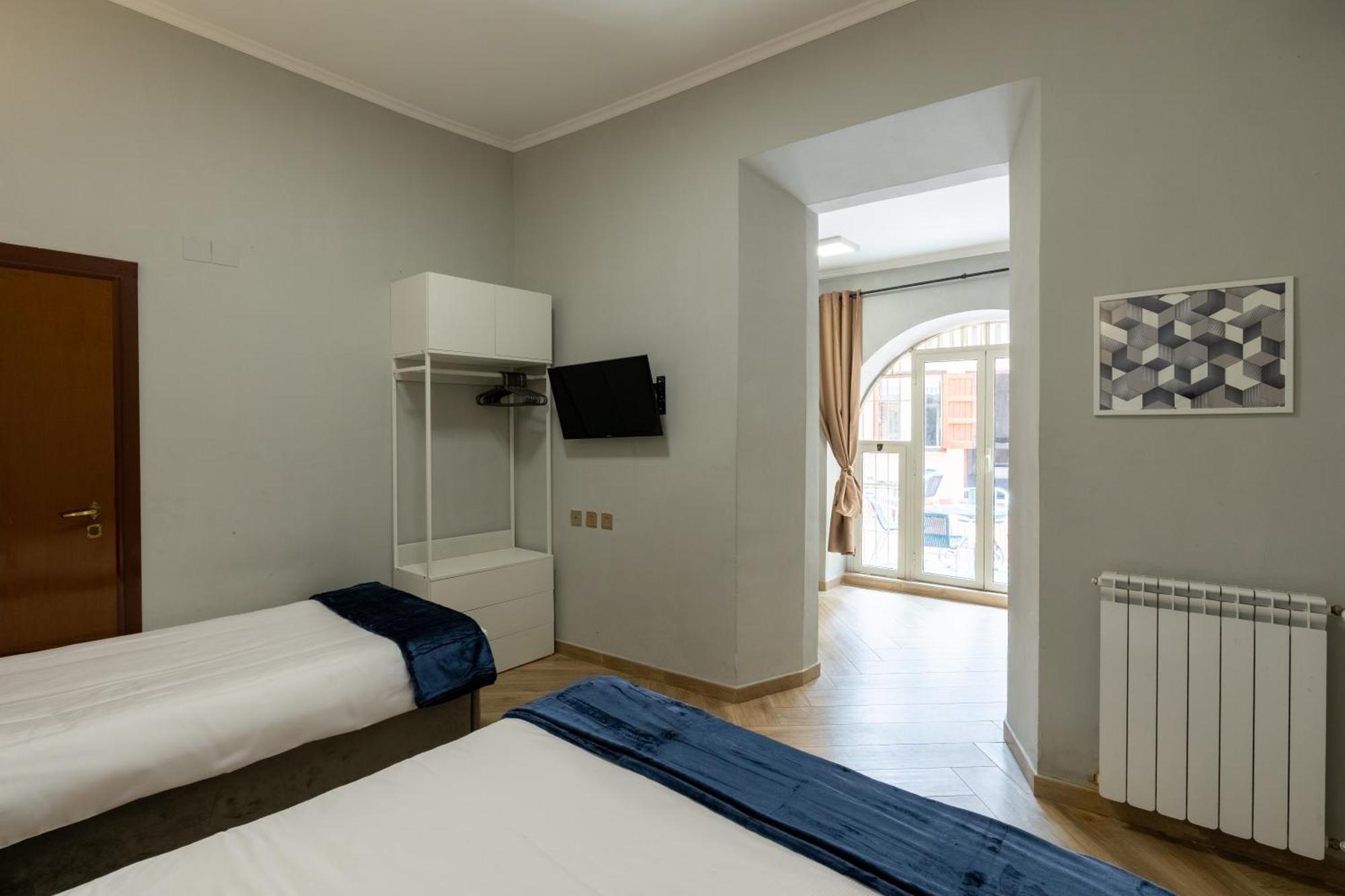 Portafortuna Guesthouse - Close To Colosseum Rome Exterior photo