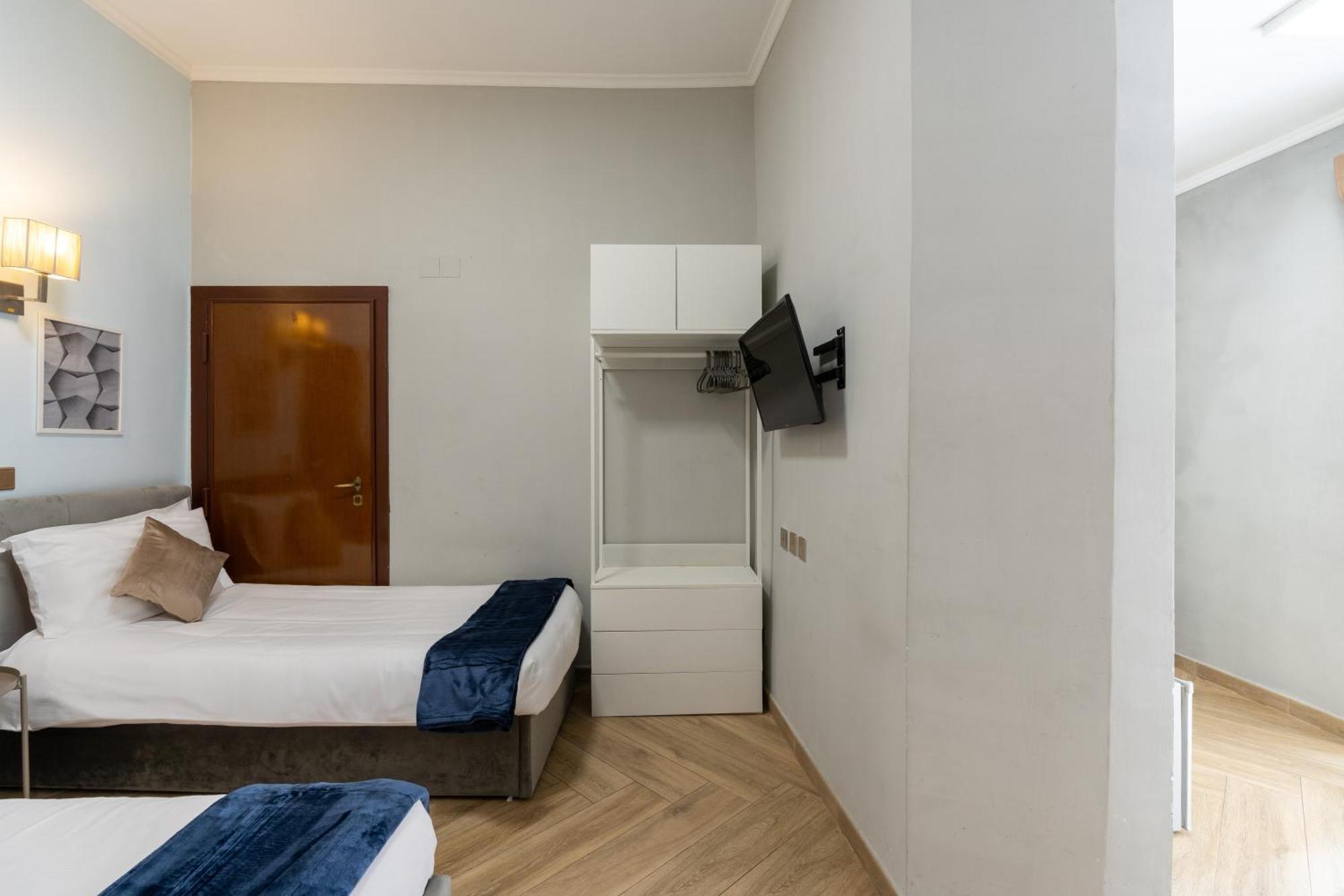 Portafortuna Guesthouse - Close To Colosseum Rome Exterior photo